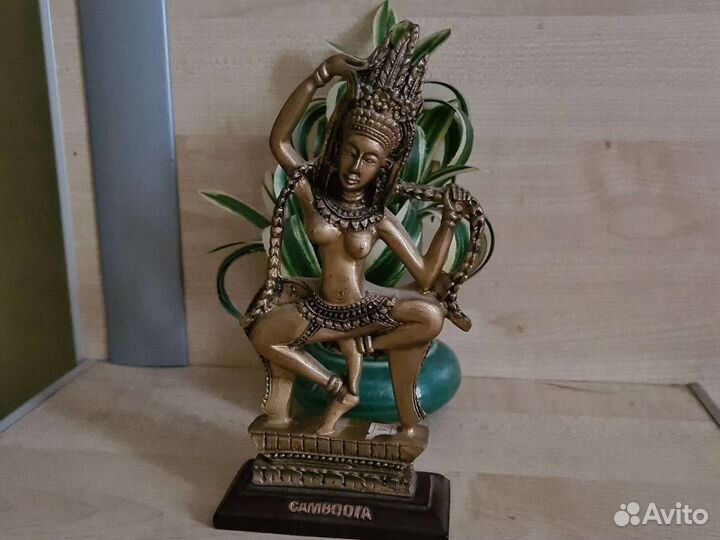 Много разных статуэткифигурок сувениров