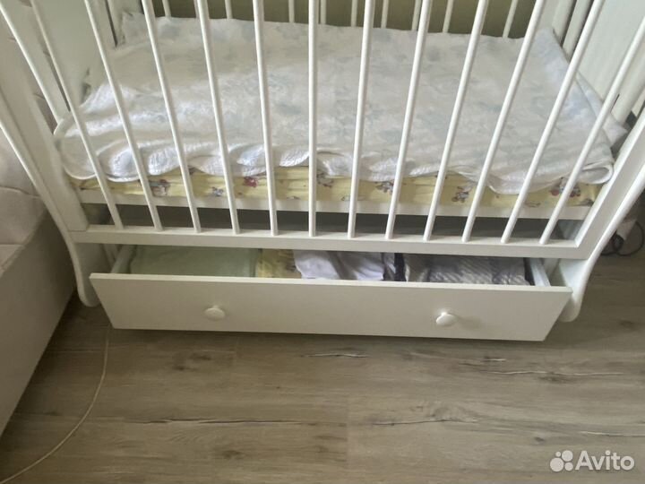 Детская кроватка с маятником и ящиком
