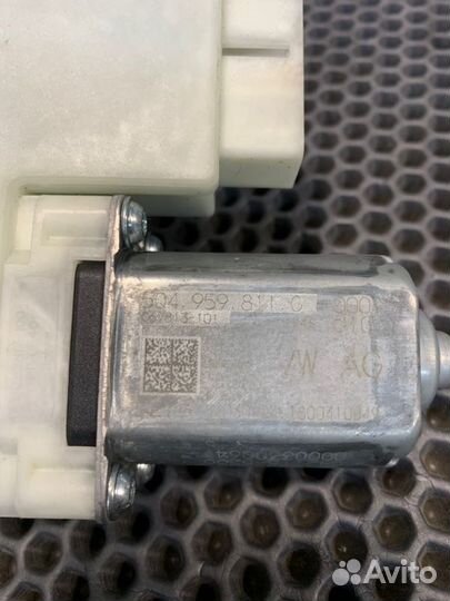 Мотор стеклоподъемника задний правый Volkswagen