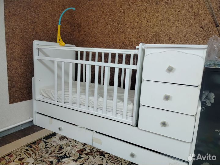 Детская кроватка с маятником и комодом