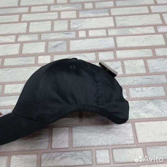 Чёрная бейсболка с белым логотипом adidas