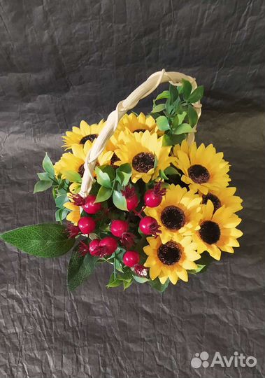 Композиция из искусственных цветов