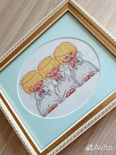 Картина вышитая крестом с оформлением