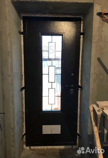 Металлическая входная дверь с окном
