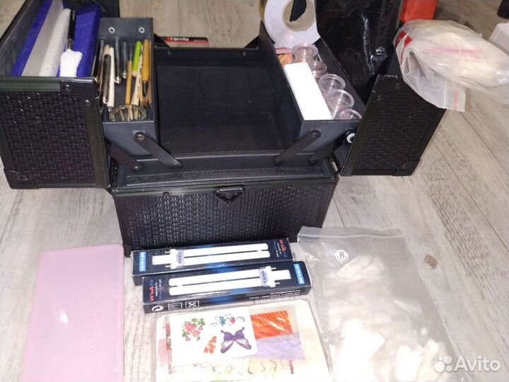 Ящик с маникюрными инструментами