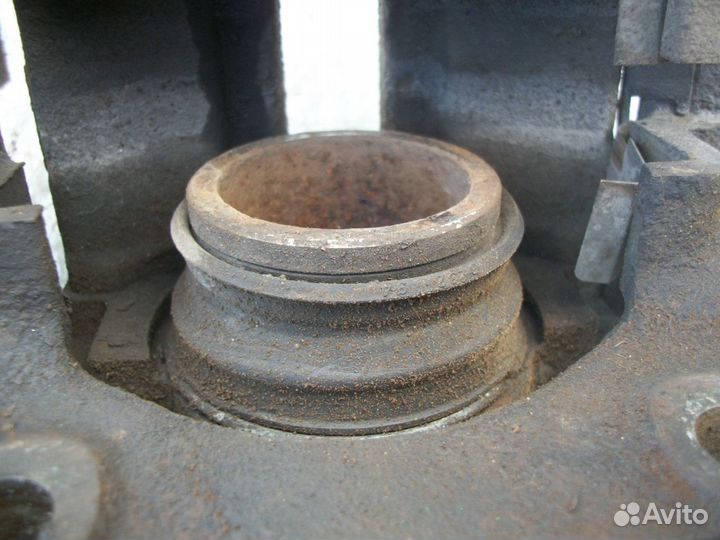 Суппорт передний правый Рено Логан Сандеро 05 14