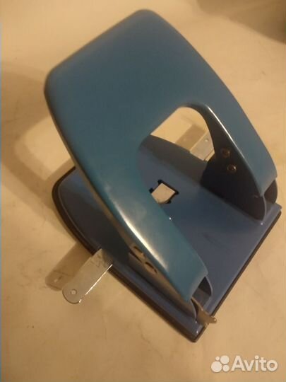 Дырокол KW-triO с фиксатором бумаги