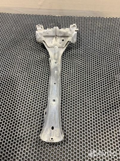 Кронштейн замка капота Каен Туарег Cayenne