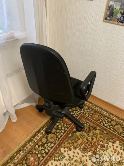 Компьютерное кресло с подлокотниками