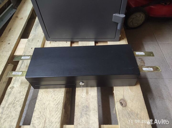 Передаточное устройство - лоток для денег