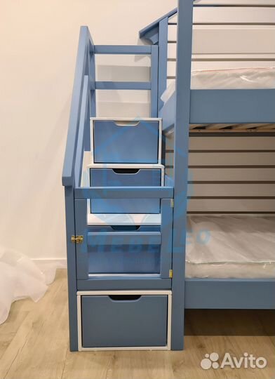 Двухъярусная кровать