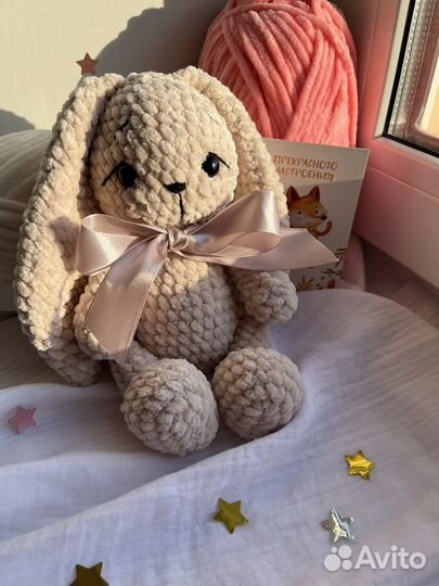 Вязанная плюшевая игрушка зайчик