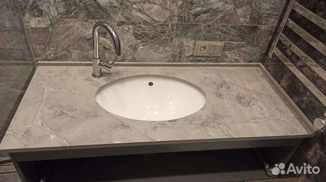 Столешница из кварцевого камня в ванную комнату