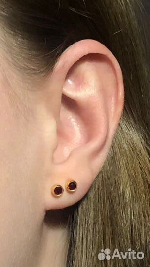 Прокол мочек ушей пистолетом