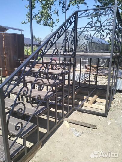 Ступени с козырьком