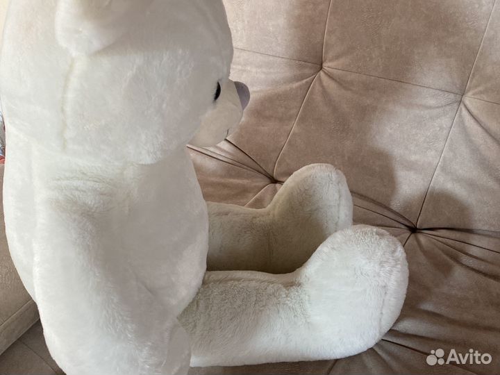 Большой плюшевый медведь