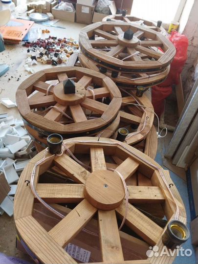 Колесо от телеги люстра