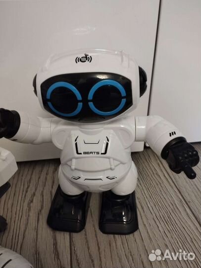 Игрушки робот и динозавр