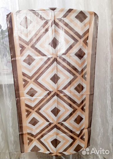 Шарф новый с геометрическим принтом