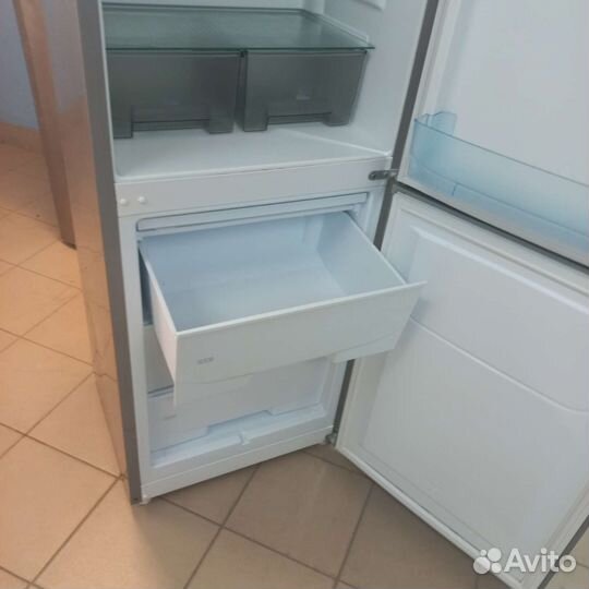 Холодильник с морозильной камерой. Доставка