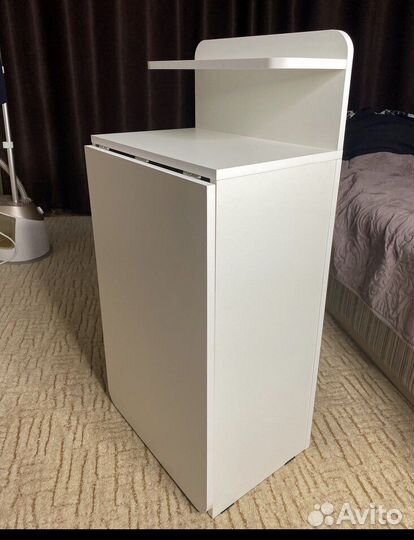 Компактный новый маникюрный стол