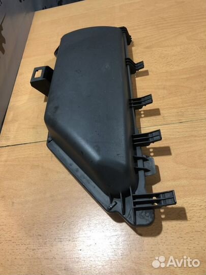 Крышка правого салонного фильтра BMW e60