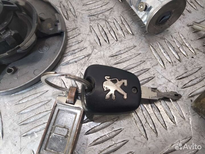 Комплект личинок замков с ключом Пежо 206