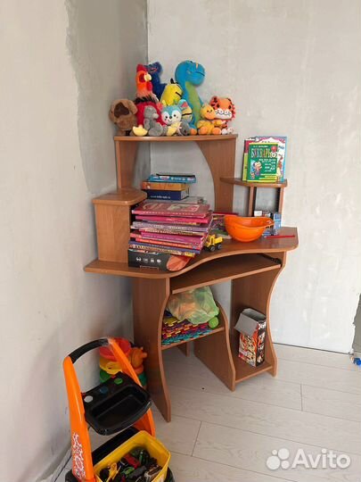 Угловой письменный стол с полками б/у