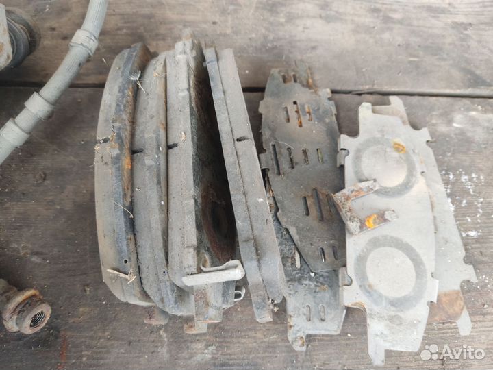 Тормозной суппорт передний Infiniti QX56