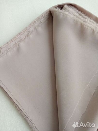 Креп (отрез ткани) серо-бежевого цвета