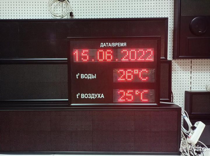 Табло с температурой воды и воздуха, время, дата