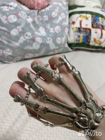 Украшение на руку скелетончик