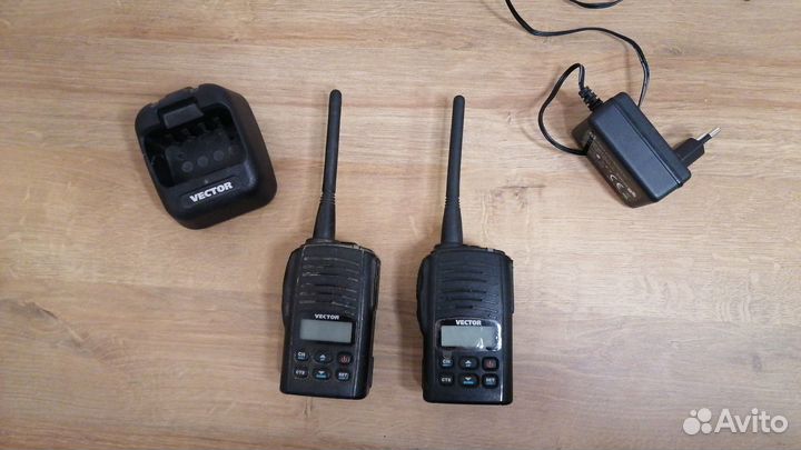 2 рации Vector BT FR 80Li + Зарядная станция