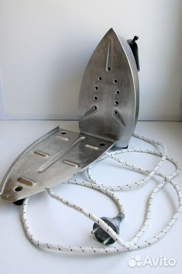 Утюг с паром на подставке пр-во СССР