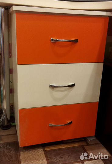 Продам мебель (гарнитур) шкафы, кровати, стол