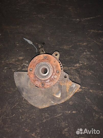 Кулак поворотный передний правый VW Passat B4