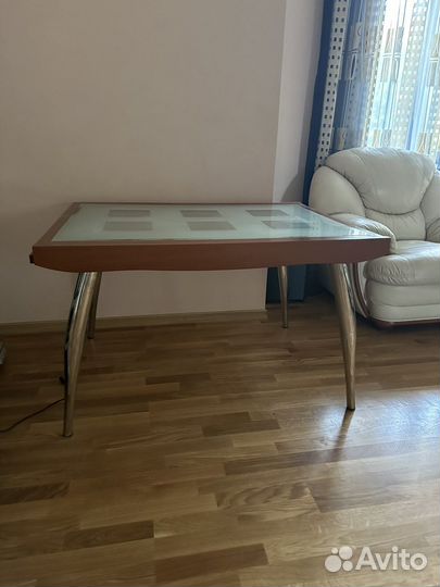 Стол обеденный