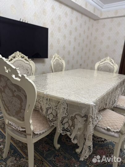 Стол со стульями в гостинную