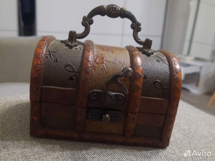 Сундук деревянный