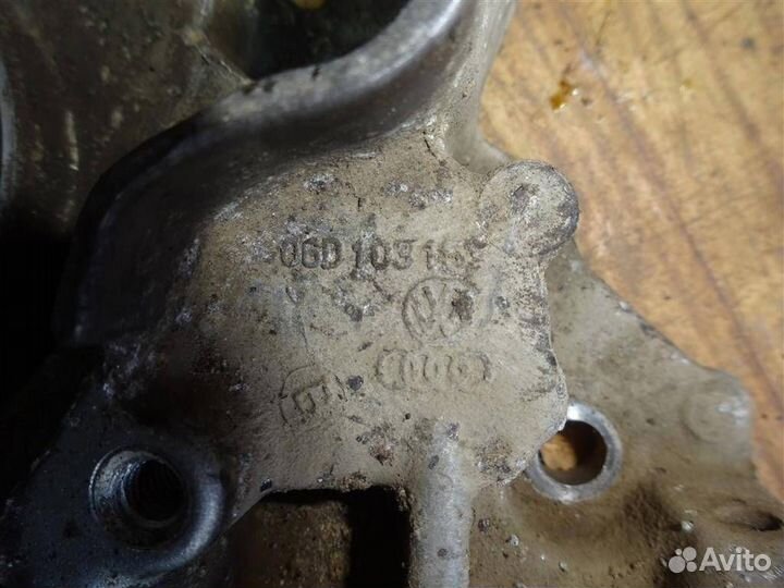 Крышка двигателя передняя Volkswagen Passat B6