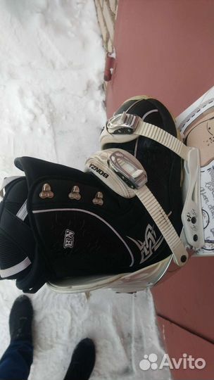 Сноуборд с креплениями и ботинками