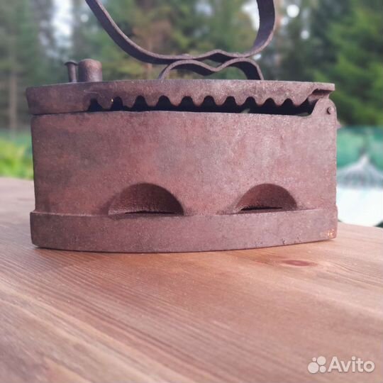 Старинный угольный утюг