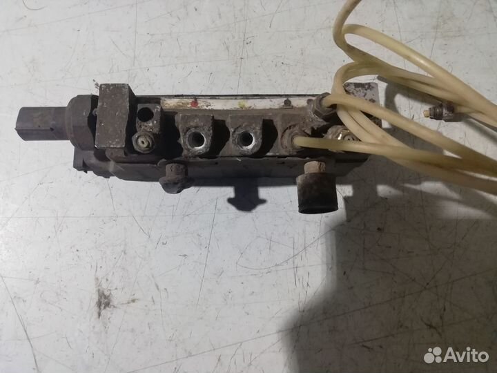 Блок клапанов пневмоподвески Mercedes W220