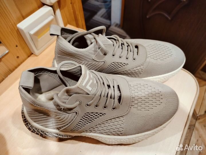 Кроссовки женские