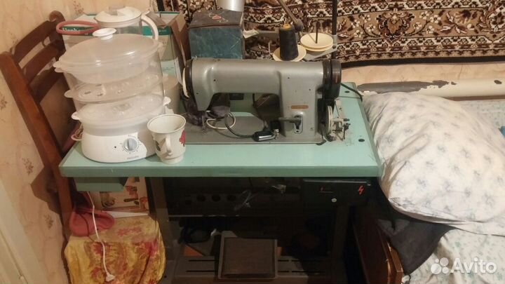Швейная машина профессиональная электр. Со столом