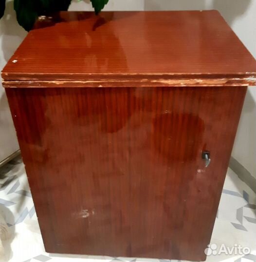 Швейная машинка ножного привода с тумбочкой