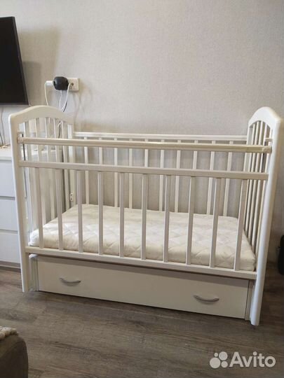 Продается детская кроватка с маятником