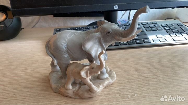 Фарфоровая статуэтка «Слон со слонёнком»