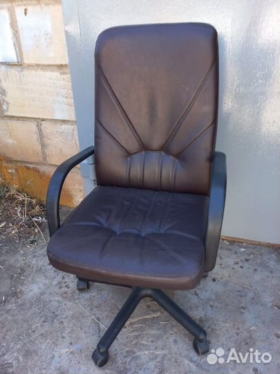 Кожаное кресло руководителя бу