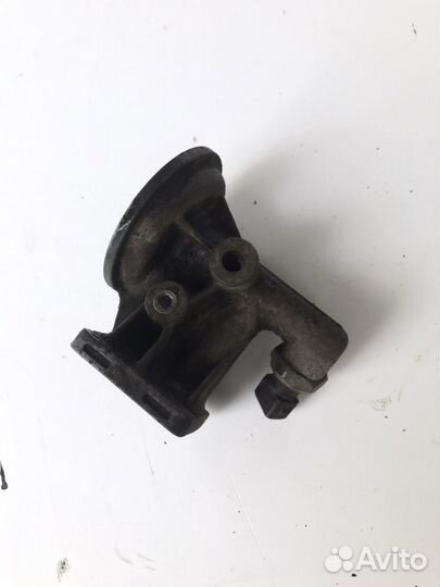 Кронштейн масляного фильтра Land Rover Freelander